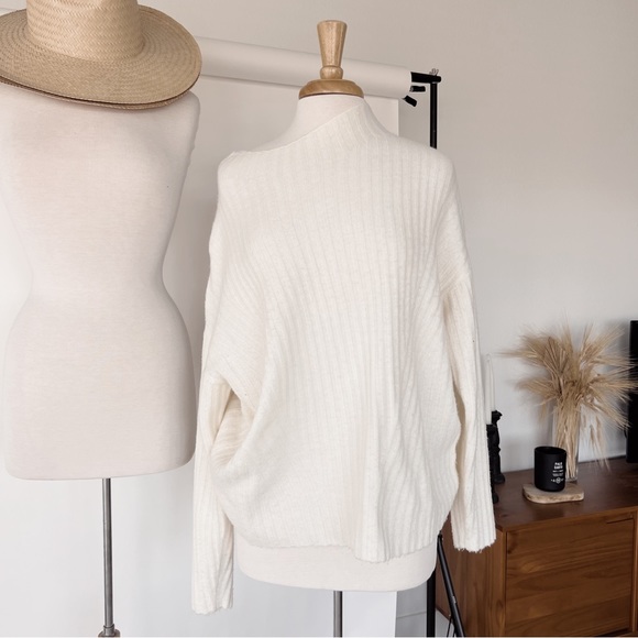 Sweaters - OVERSIZED WHITE RIBBED RELAXED FIT SWEATER